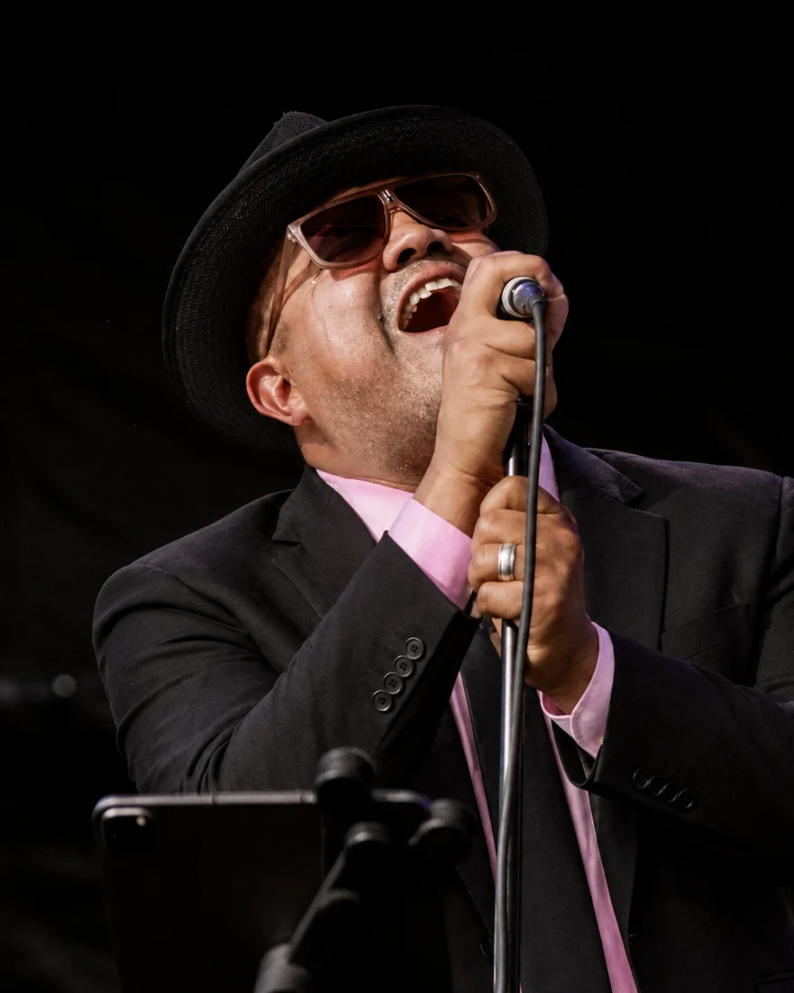 Koki of Órale Band performing live