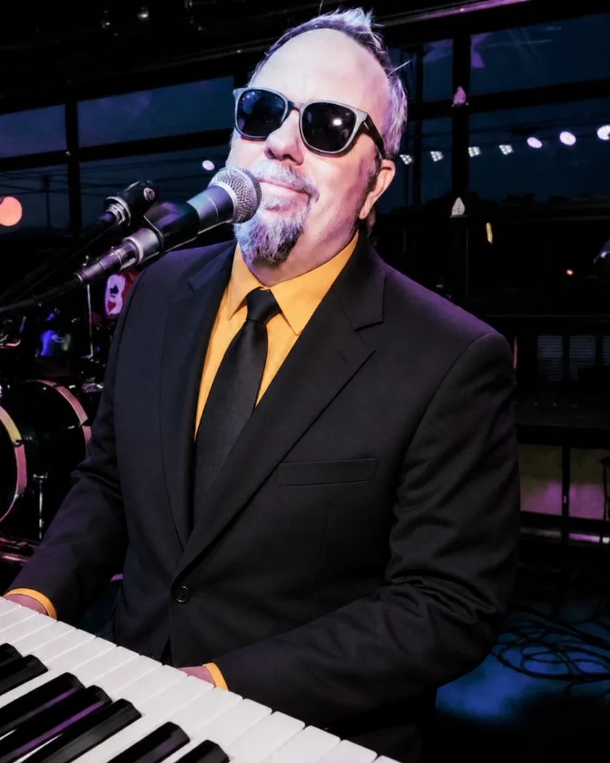 Sal of Órale Band performing live