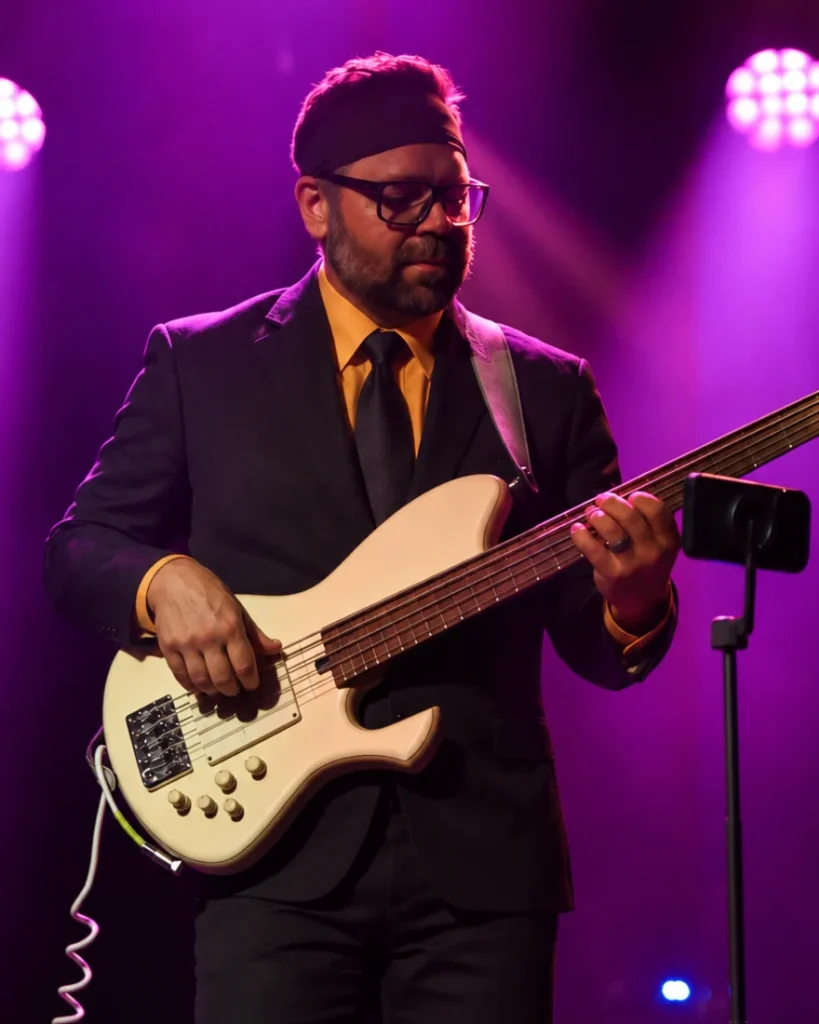 Tyler, bass for Órale Band